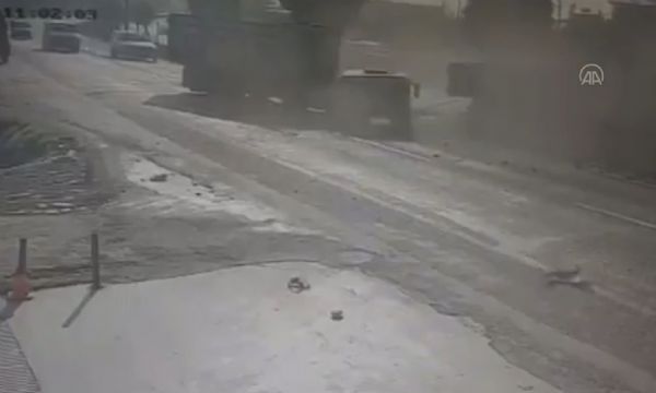 İzmir'de TIR ve kamyon böyle çarpıştı!